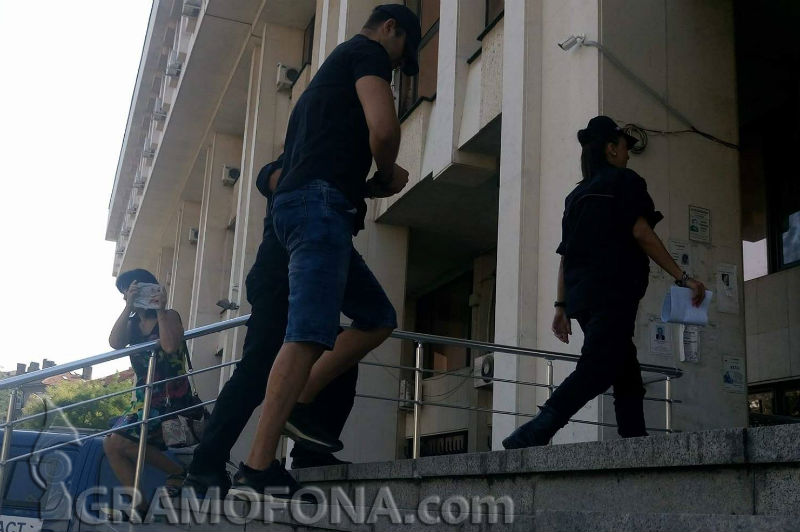 Болки в ставите мъчели в ареста един от задържаните за боя в „Бикини“