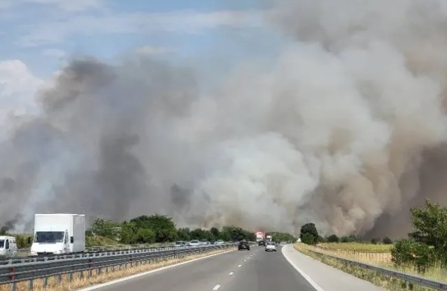 Пожар затвори участък от АМ „Тракия“ и в двете посоки