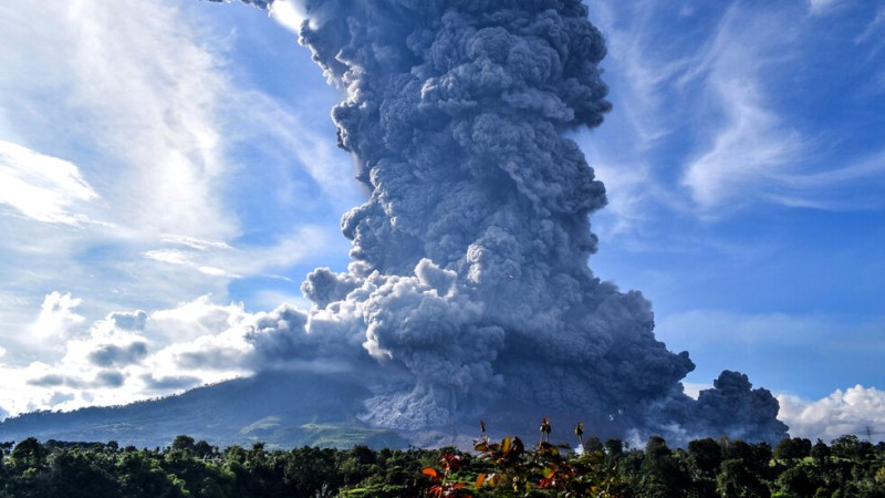 Вулканът Синабунг отново изригна и остави хиляди без дом