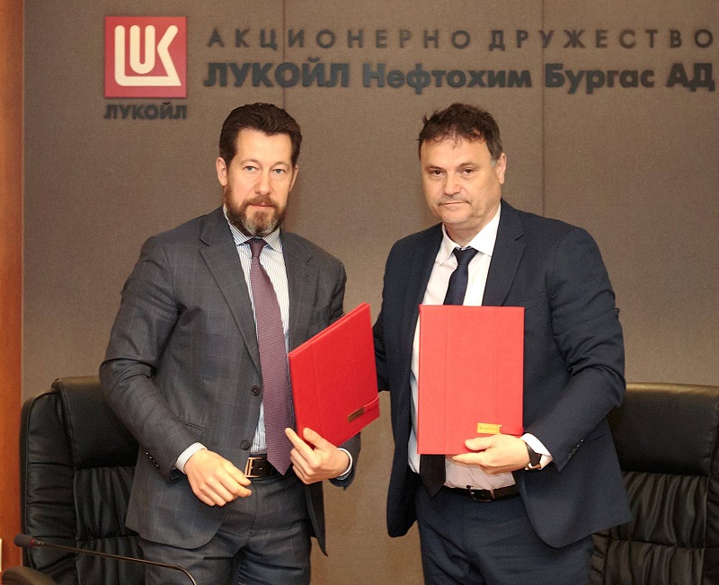 Председателят на УС на "ЛУКОЙЛ"  Евгени Маняхин и Павлин Ваковски подписаха нов Колективен трудов договор 