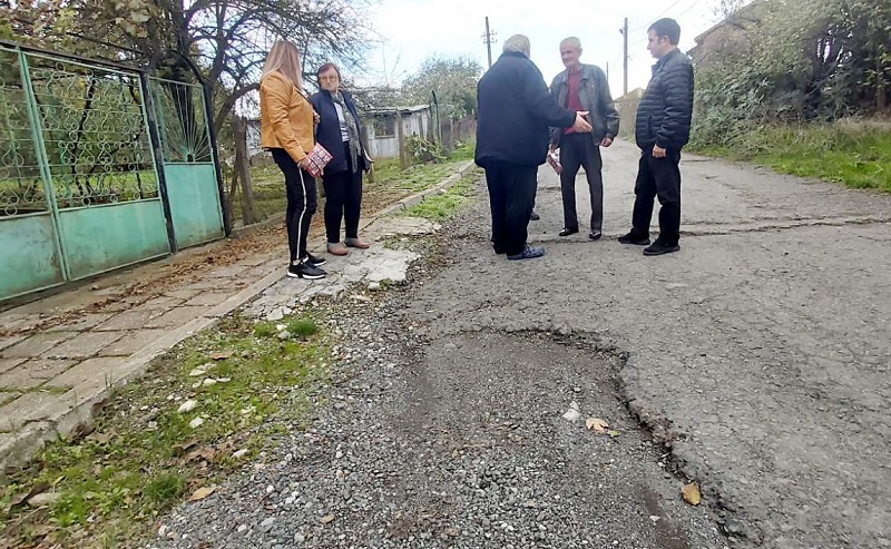 В Извор се оплакват от лоши улици, в Димчево пак тече мътна вода от чешмите