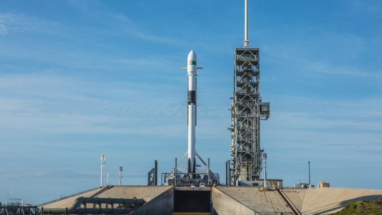 Отмениха излитането на ракетата Falcon 9 с двама американски астронавти