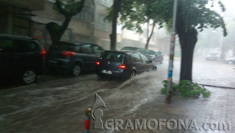 Дъжд и градушка в Бургас, улиците се превърнаха в реки (ВИДЕО)