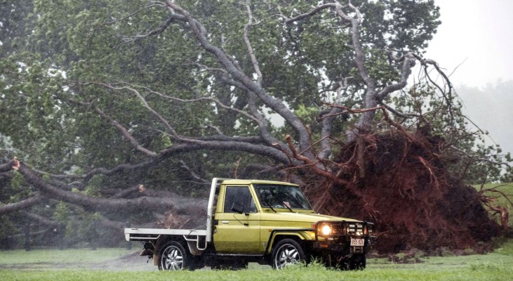 Мощен циклон блокира хиляди в Австралия