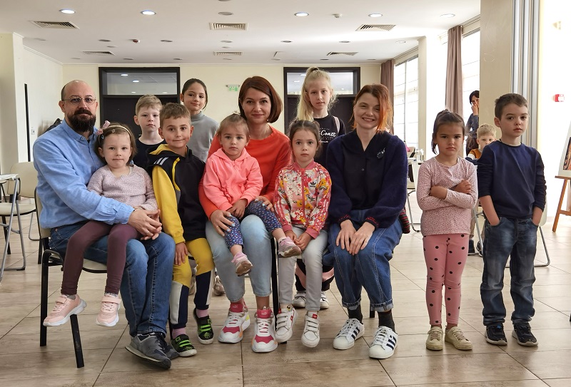 Женя и Миша, които помагат на украински деца да рисуват мечтите си