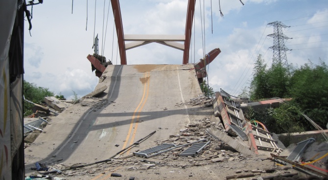 Двама души са в неизвестност след срутване на мост в Китай