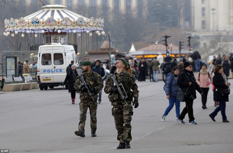 Париж под обсада след клането в Charlie Hebdo
