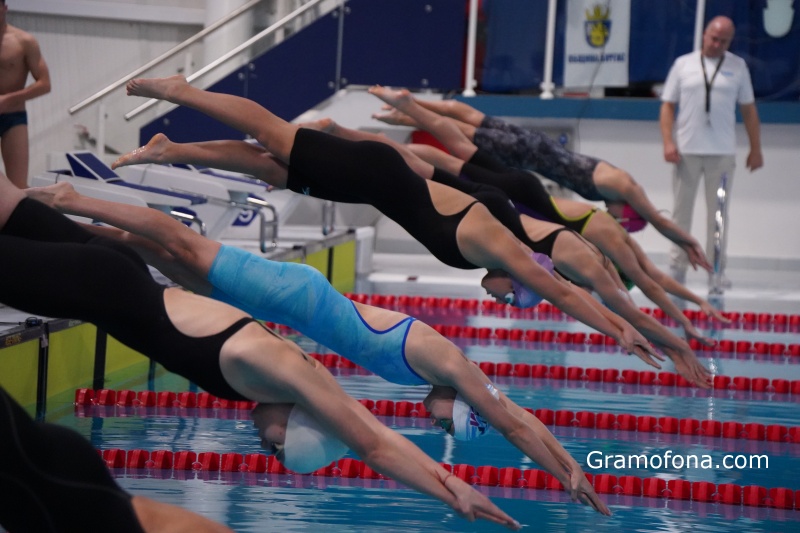 Националите по плуване спечелиха нови титли в Бургас