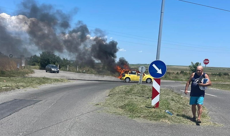 Такси изгоря в Долно Езерово