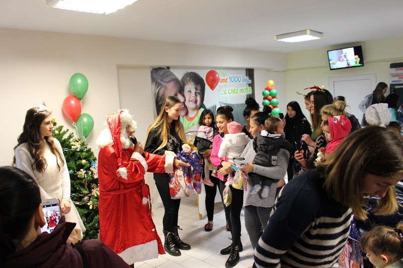 Радост в УМБАЛ Бургас – Дядо Коледа, Снежанка и много подаръци за най-малките пациенти
