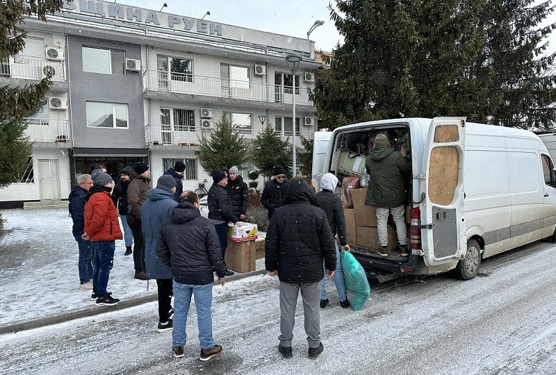 Почти тон леща, много дрехи и храна изпращат от Айтос и Руен за Турция (СНИМКИ И ВИДЕО)