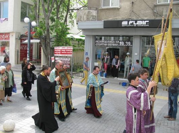 Шествие с чудотворна икона за Петровден в Бургас