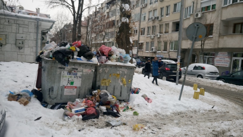 Възраждане потъна в боклуци