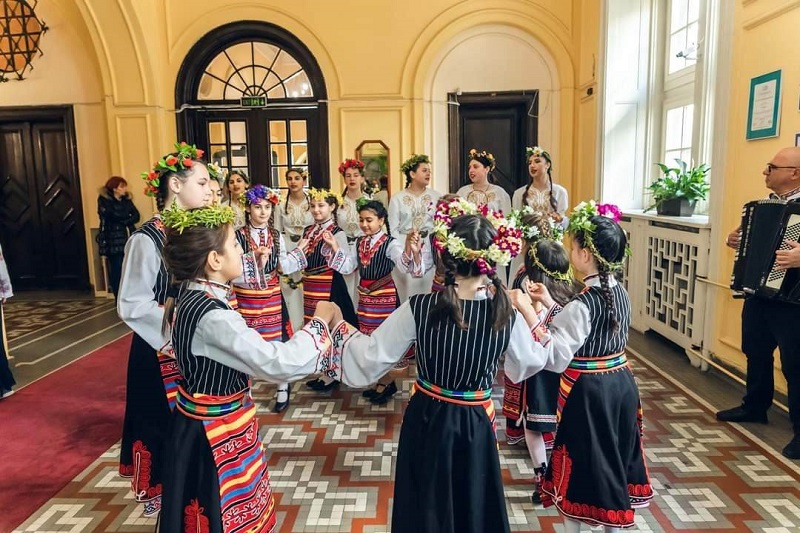 Лазарки закичиха с цветен венец областния управител