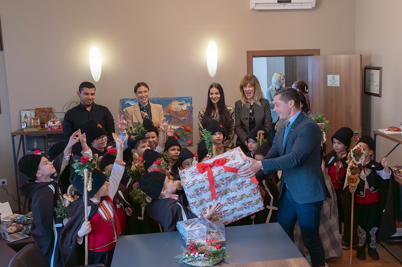 Коледни благословии огласиха сградата на община Царево 