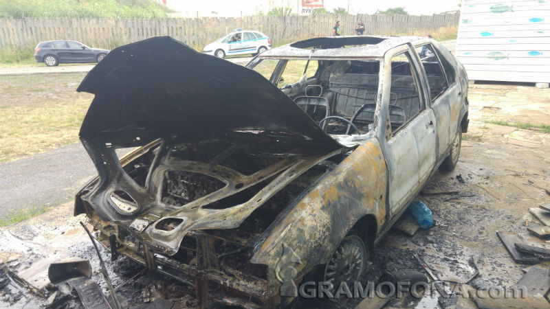 Кола горя до плажа в Отманли, в Бургас подпалиха друга с факла