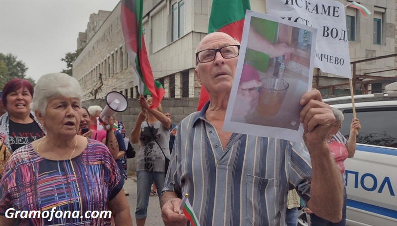 Местните от Димчево прекратяват протестите, засега