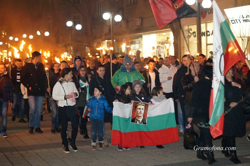 Бургаски ученици ще поведат факелно шествие в памет на Апостола