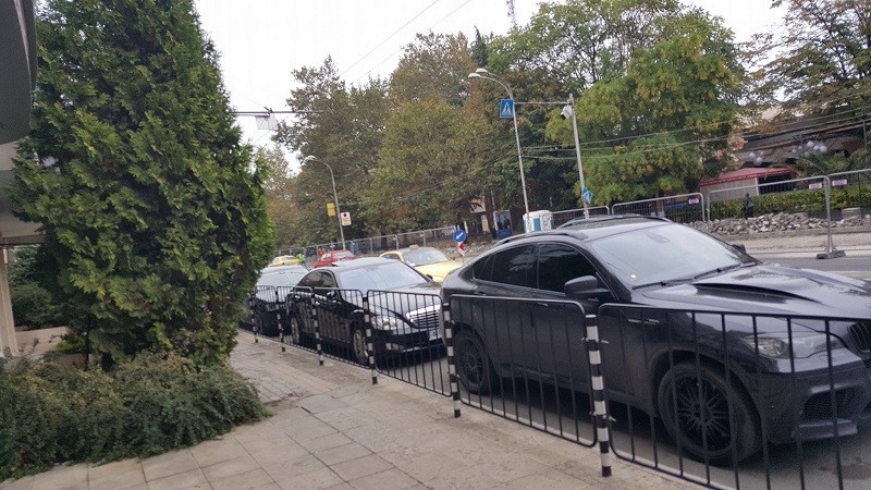 Сигнал до Gramofona: Луксозни автомобили блокират трафика