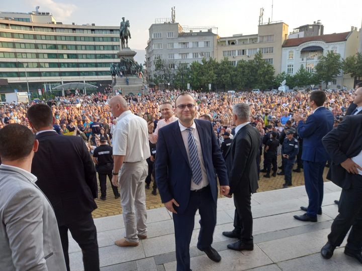 Протест пред парламента заради отстраняването на Никола Минчев