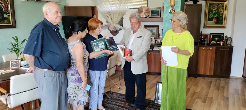 Безценна колекция от книги получиха читалищата в Камено 