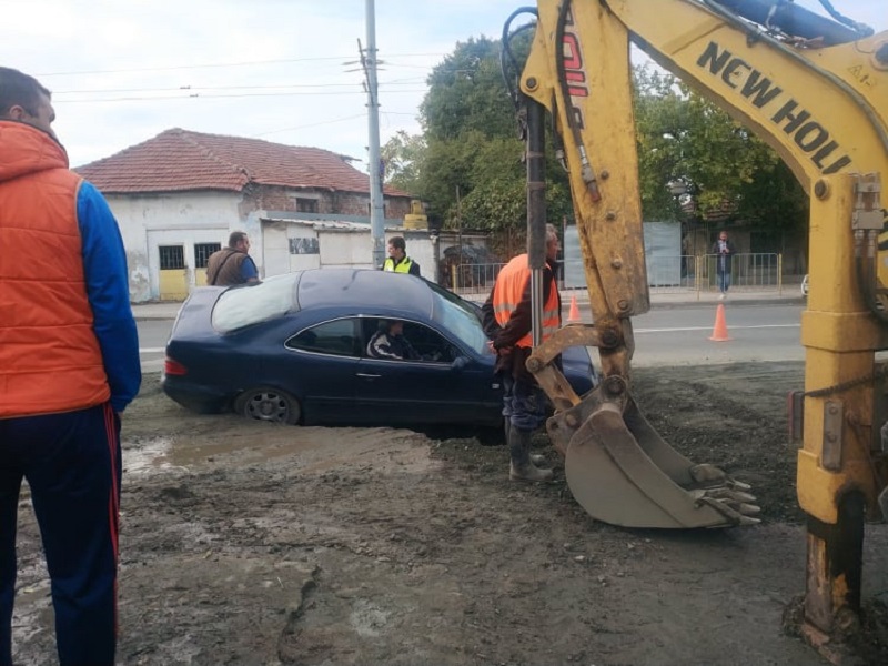 Кола пропадна в дупка на натоварена улица в Бургас