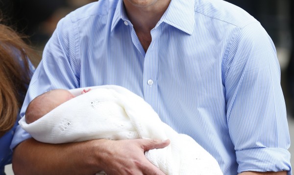 У дома с бебето: 395 татковци в бащинство, взимат повече от майките!  