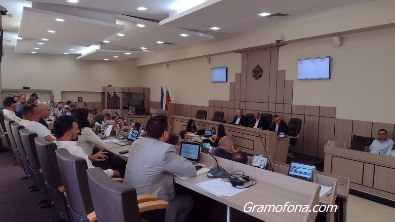 По ръба на правилата: Съветниците отдадоха за 30 години две спортни игрища