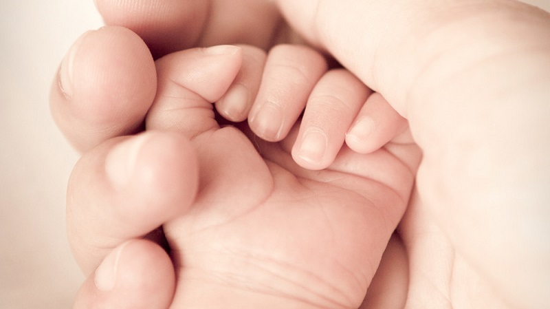 Едномесечно бебе с коронавирус е в тежко състояние в кърджалийската болница