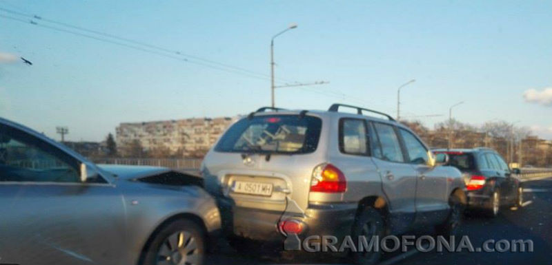 Три коли се нанизаха във верижна катастрофа