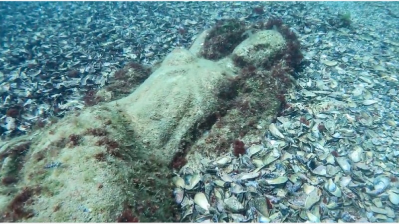 Скулптура на русалка привлича хиляди водолази