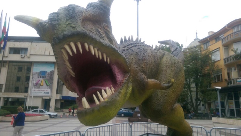 Динозавър плаши бургазлии пред Община Бургас