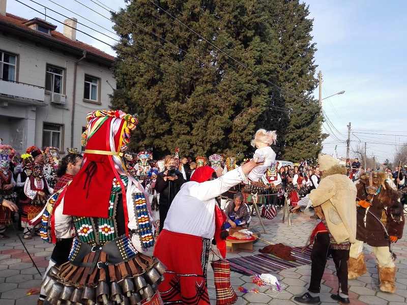 Изродиха бебе в центъра на Камено