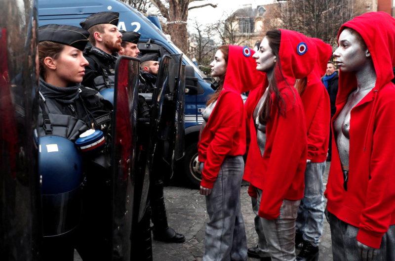 Момичета с голи гърди се изправиха срещу полицията в Париж
