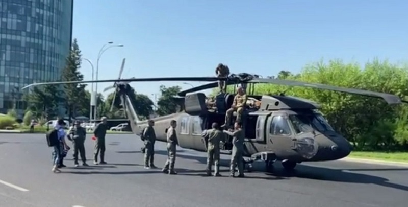 Военен хеликоптер кацна аварийно на кръстовище в Букурещ