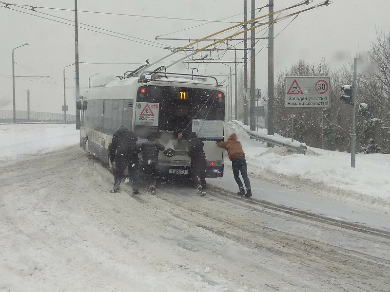 С тежка техника пробиха пътя от Каптажа за Изворище, в Бургас тролеи и автобуси закъсват