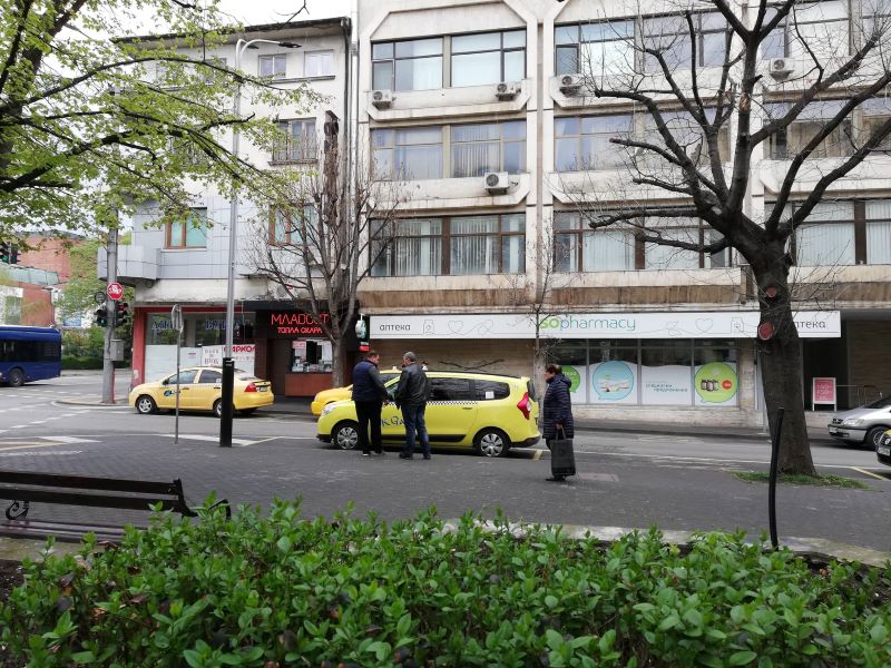 Общински съветник: Таксиджии рекетират, гонят и обиждат клиенти в Бургас 