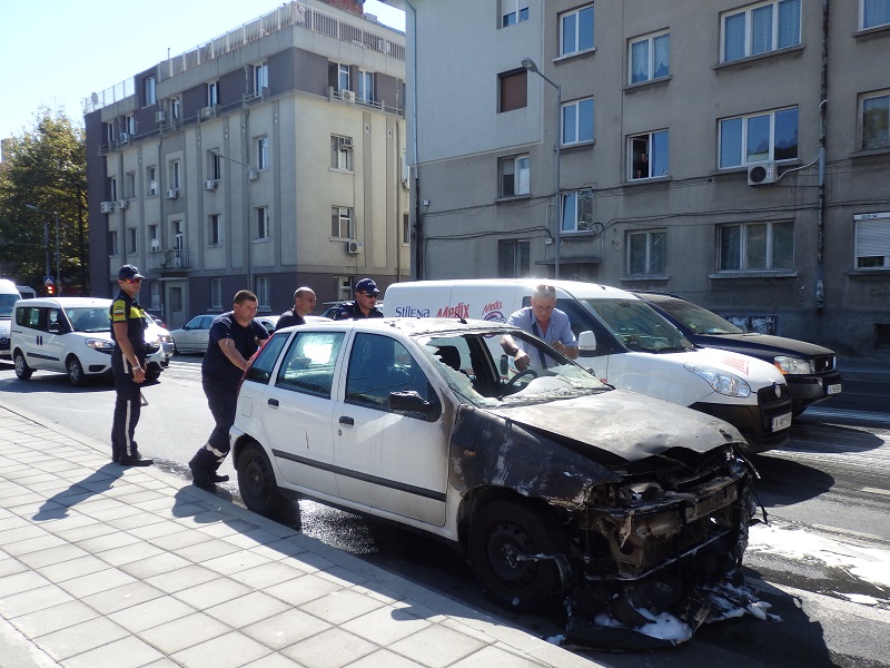 Шофьорът на изгорелия автомобил: Вдигнах капака и всичко избухна в пламъци