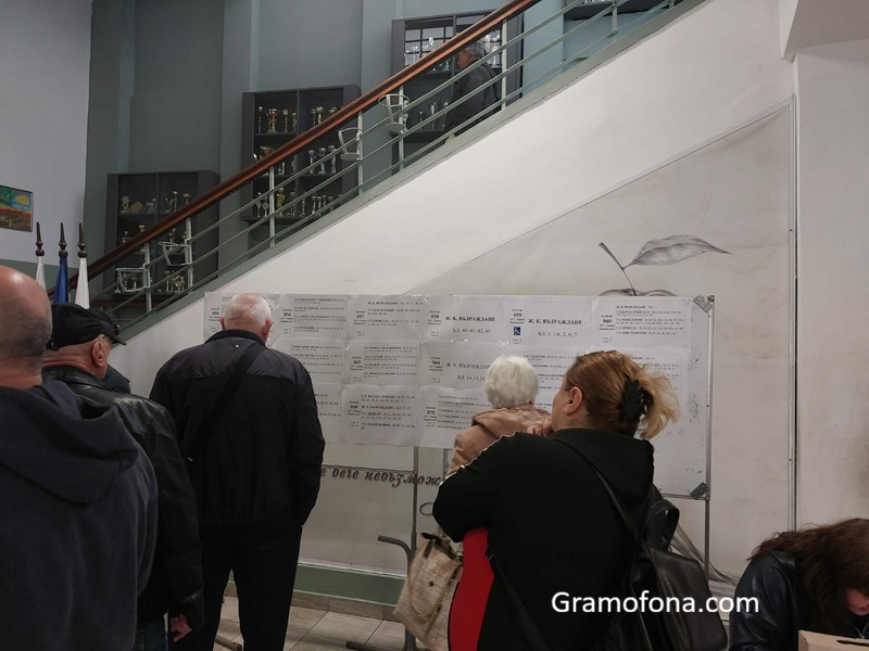 Мъж опита да си снима бюлетината, не му позволиха 