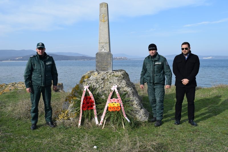 В Приморско почетоха паметта на замръзнал на пост моряк-граничар