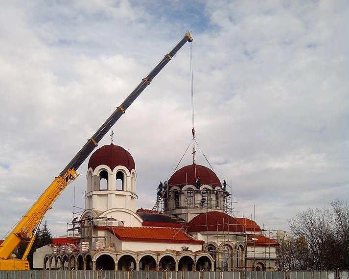 Издигнаха централния купол на храма в "Меден рудник"