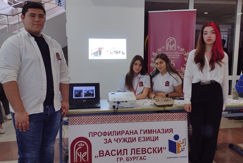 Мирабела и Велизар от Руската гимназия посрещат кандидат-гимназисти с късмети