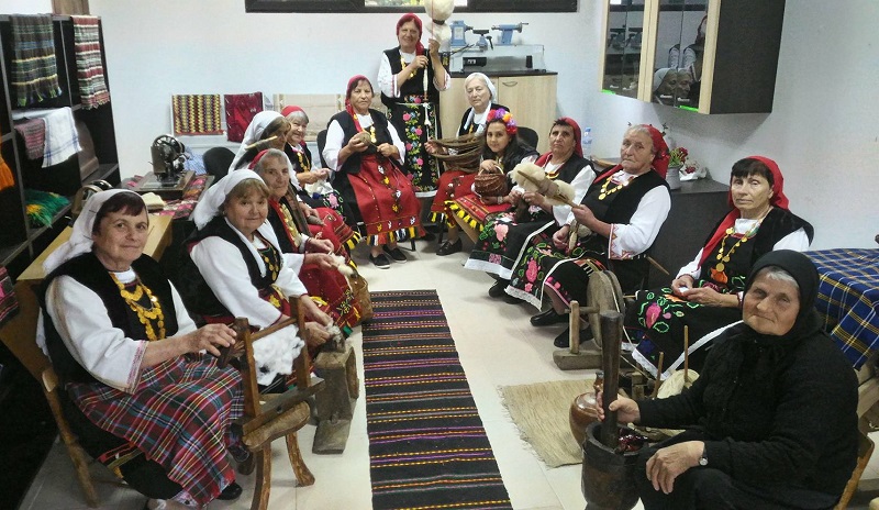 Баби от Момина църква пазят традициите на уникални обреди и занаяти