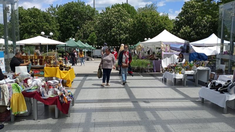 Флората в Бургас се оживи, не пропускайте първия за годината базар