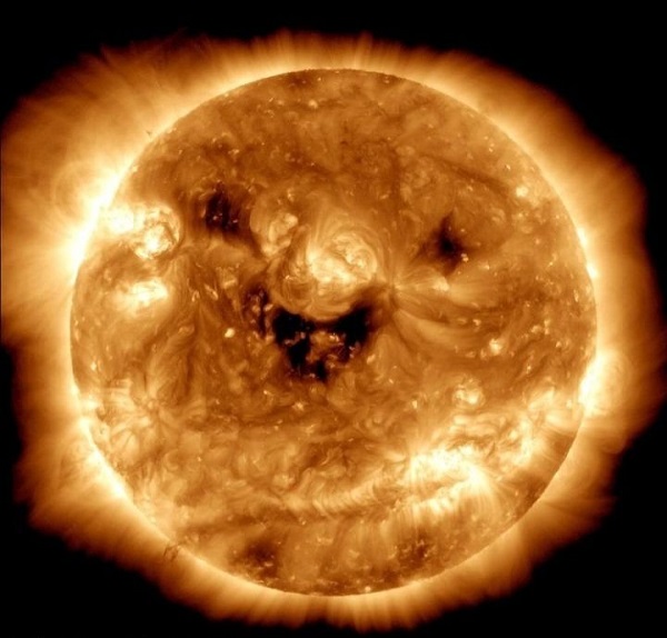 НАСА засне усмивката на Слънцето