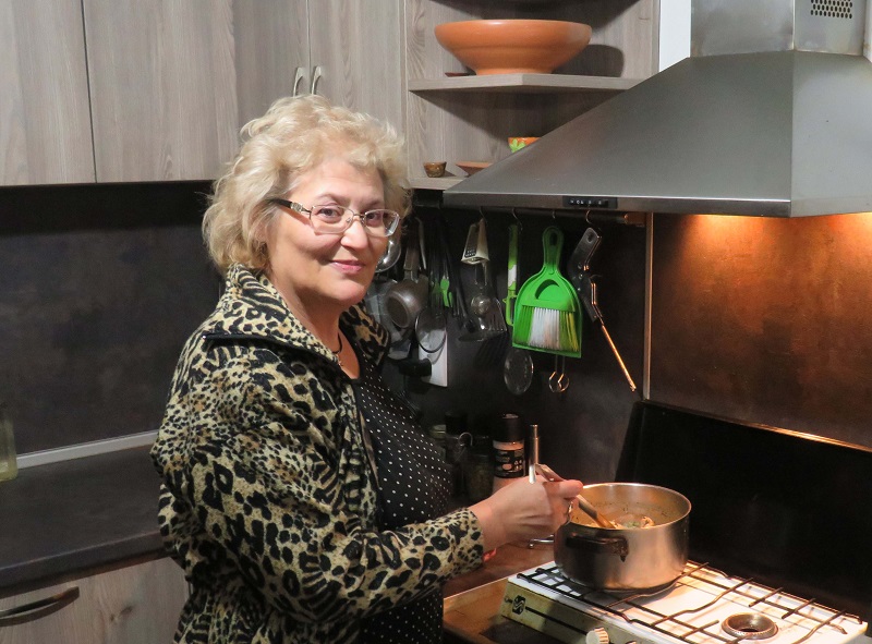 Яна Славянска – бургазлийката, която готви крокодилски опашки, патешки езичета и прави туршия от плевели