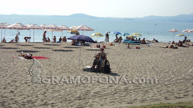 Част от плажовете със специални платформи до водата за хората с увреждания 
