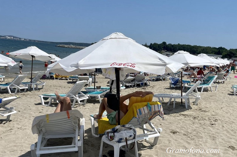 Туристи си разменят касови бележки, за да не плащат за чадър на плажа