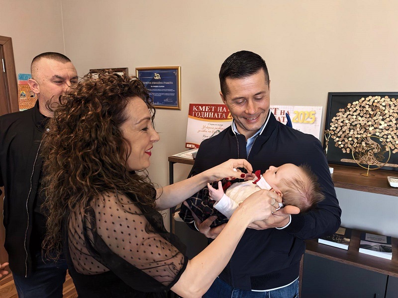 Пиарът на Община Царево Диляна Златева роди втора мъжка рожба