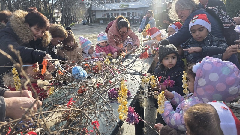 Голяма радост в центъра на Малко Търново: Деца изработиха 3-метрова сурвачка
